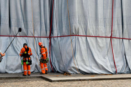 Paris, France. September 19, 2021. Christo and Jeanne-CLaude âs temporary work. Workers doing repair work at âArc de Triomphe Wrappedâ.のeditorial素材