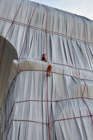 Paris, France. September 19, 2021. Christo and Jeanne-CLaude âs temporary work. Workers doing repair work at âArc de Triomphe Wrappedâ.のeditorial素材
