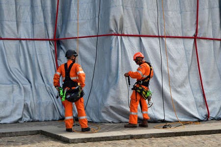 Paris, France. September 19, 2021. Christo and Jeanne-CLaude âs temporary work. Workers doing repair work at âArc de Triomphe Wrappedâ.のeditorial素材