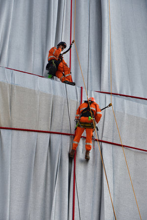 Paris, France. September 19, 2021. Christo and Jeanne-CLaude âs temporary work. Workers doing repair work at âArc de Triomphe Wrappedâ.のeditorial素材