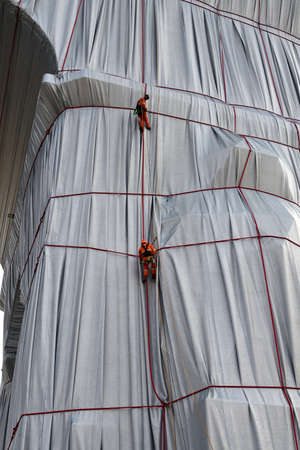 Paris, France. September 19, 2021. Christo and Jeanne-CLaude âs temporary work. Workers doing repair work at âArc de Triomphe Wrappedâ.のeditorial素材