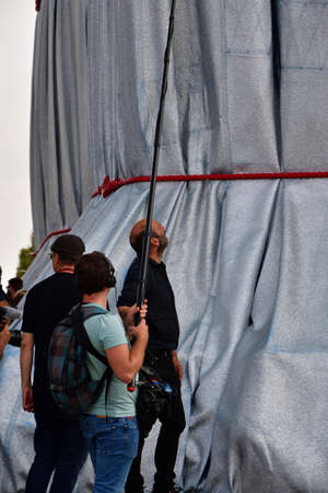 Paris, France. September 19, 2021. Christo and Jeanne-CLaude âs temporary work. Workers doing repair work at âArc de Triomphe Wrappedâ.のeditorial素材