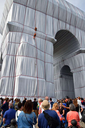 Paris, France. September 19, 2021. Christo and Jeanne-CLaude âs temporary work. Workers doing repair work at âArc de Triomphe Wrappedâ.のeditorial素材
