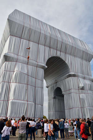 Paris, France. September 19, 2021. Christo and Jeanne-CLaude âs temporary work. Workers doing repair work at âArc de Triomphe Wrappedâ.のeditorial素材