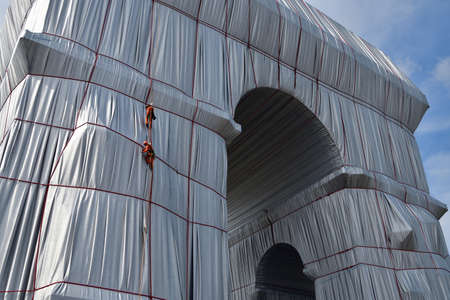 Paris, France. September 19, 2021. Christo and Jeanne-CLaude âs temporary work. Workers doing repair work at âArc de Triomphe Wrappedâ.のeditorial素材