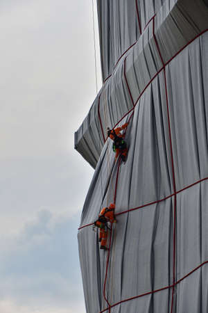 Paris, France. September 19, 2021. Christo and Jeanne-CLaude âs temporary work. Workers doing repair work at âArc de Triomphe Wrappedâ.のeditorial素材