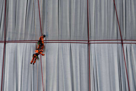 Paris, France. September 19, 2021. Christo and Jeanne-CLaude âs temporary work. Workers doing repair work at âArc de Triomphe Wrappedâ.のeditorial素材