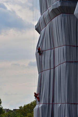 Paris, France. September 19, 2021. Christo and Jeanne-CLaude âs temporary work. Workers doing repair work at âArc de Triomphe Wrappedâ.のeditorial素材