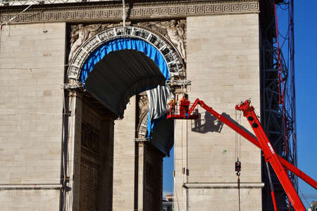 Paris, France. October 5, 2021. Christo and Jeanne-CLaude âs temporary work âArc de Triomphe Wrappedâ is over and is being cleaned up.のeditorial素材