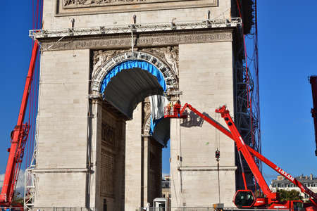 Paris, France. October 5, 2021. Christo and Jeanne-CLaude âs temporary work âArc de Triomphe Wrappedâ is over and is being cleaned up.のeditorial素材