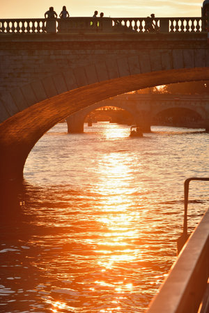 Sunset Reflections on the Seine River near Ãle de la CitÃ© with Silhouettes on the Bridge â Paris, France, 17 August 2025の写真素材