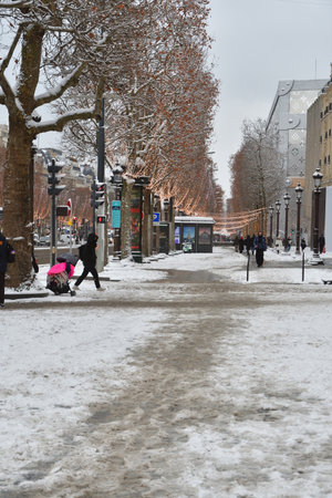 Champs-ÃlysÃ©es Under Snow with Illuminations in Daylight, Paris, January 7, 2026のeditorial素材