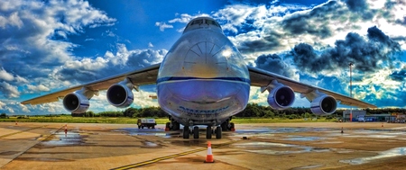 One of the World's largest cargo aircraft, the Antanov 124-100.  This amazing aircraft dominates the skies and the airports it travels through.のeditorial素材