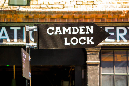 May 20, 2018 â Camden Lock, London, England, United Kingdom. A Camden Lock sign pointing the way for tourists.のeditorial素材