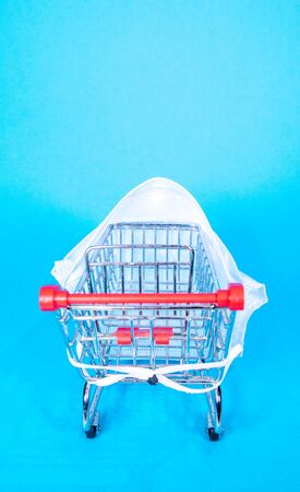 With virus being prominent across the globe, here is one way shoppers protect themselves, by using a face mask.の写真素材