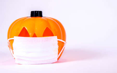A pumpkin for halloween wearing a surgical mask to protect against the pandemic.の写真素材
