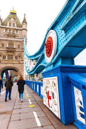 October 03, 2021 â Tower Bridge, London, United Kingdom. The preparation before the beginning of the London Marathon about to take place across the whole of the city.のeditorial素材