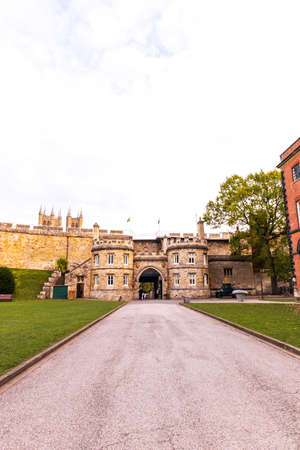 October 29, 2021 â Lincoln, United Kingdom. Lincoln Castle is a victorian style castle open to the public to allow people to see and explore the ways of the past.のeditorial素材