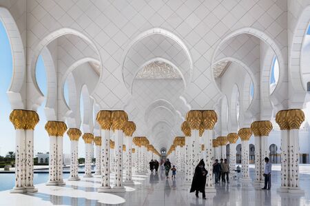 Columns from inside Sheikh Zayed Grand Mosque, Abu Dhabi, United Arab EmiratesPhoto taken on 1st November 2015のeditorial素材