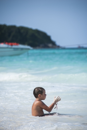 Kid playing on sand beach のeditorial素材