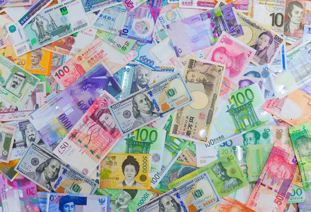 BANGKOK, THAILAND - SEPTEMBER 15, 2015 : Multi International Currency In Bank of Thailand for Exchangeのeditorial素材