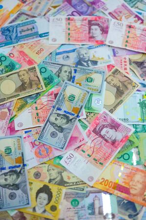 BANGKOK, THAILAND - SEPTEMBER 15, 2015 : Multi International Currency In Bank of Thailand for Exchangeのeditorial素材