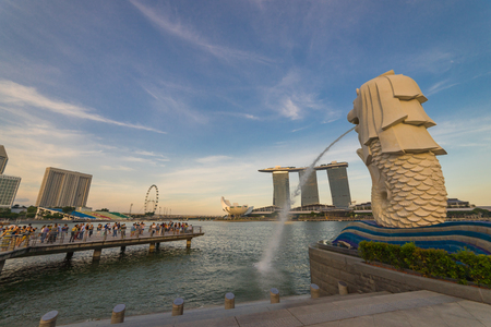 AUGUST 17, 2016 SINGAPORE : The Merlion is a traditional creature with a lion head and a body of a fish, seen as a symbol of Singapore.Landscape of the Singapore landmark financial district at twilight sunset scene with blue sky and clouds. Singapore downのeditorial素材