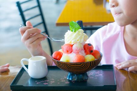 Kid eat fruit on ice korean dessertの写真素材