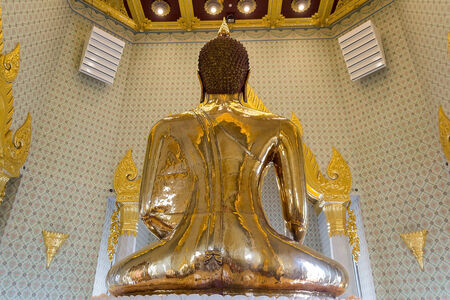 Sukhothai Buddha Golden Buddha at Wat Trai Mit Science Worawihan  The public artのeditorial素材