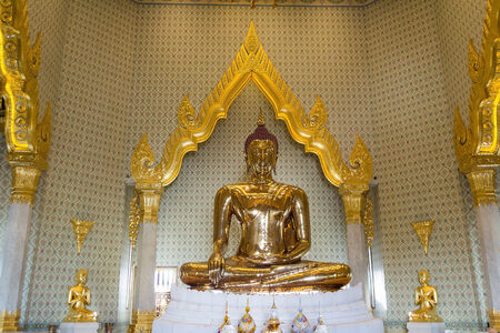 Sukhothai Buddha Golden Buddha at Wat Trai Mit Science Worawihan  The public artのeditorial素材