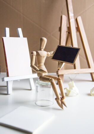 A wooden man with an easel.の写真素材