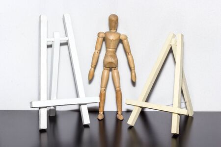 A wooden man with an easel.の写真素材