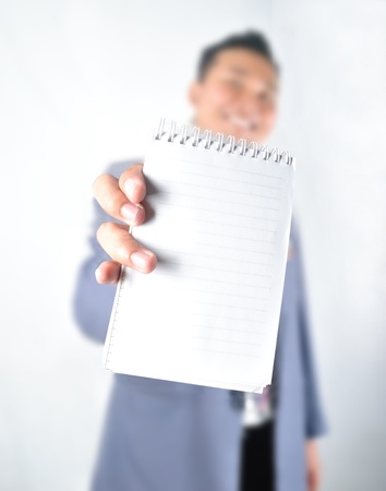 Business man showing note padの写真素材