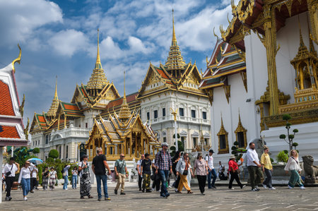 BANGKOK, THAILAND - October 17TH, 2023 - Tourists from various countries visit the Grand Palace and the Emerald Buddha Temple in Thailand.のeditorial素材
