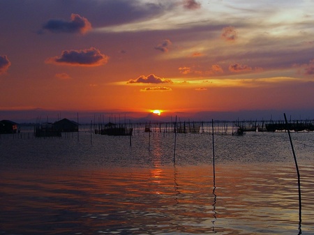 Last sunset reflection on the lakeの素材