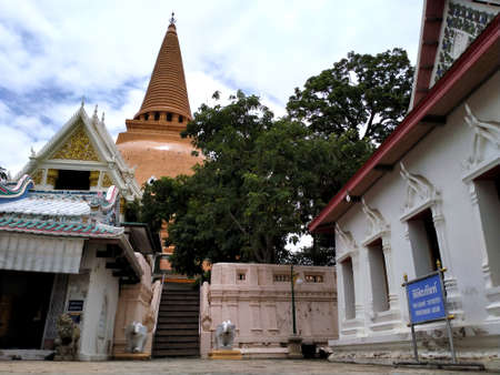 Phra Pathom Chedi, the world's tallest Buddhist chedi (or stupa), Nakhon Pathom province, Thailand.の写真素材