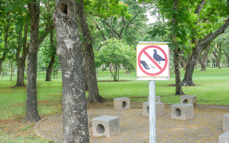 Label warning Do not feed bird food sign in the public park.の写真素材