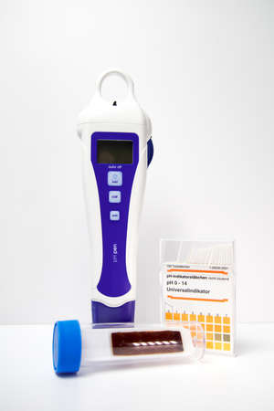 laboratory equipment for fluid testing on pH and microbial growth

Translation right box: "100 test strips.
pH-indicatorstrips, not bleeding. pH 0-14 universal indicator.
Immerse - read wet."の写真素材