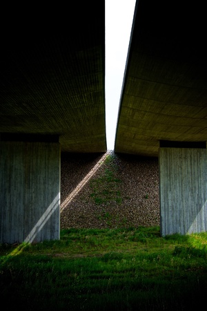 Freeway bridge from beneathの素材