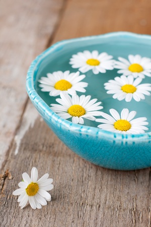 Spa setting with daisies in turquoise bowlの写真素材