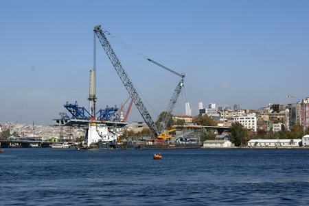 The crane and the constructuion works on the shore of Bosporus strait in Istanbulのeditorial素材