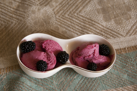 Homemade dewberry ice cream with fresh berriesの写真素材