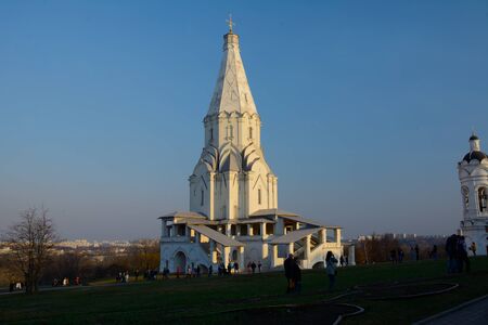 MOSCOW/RUSSIAN FEDERATION - APRIL 12 - 2015: medieval church in Kolomenskoe park, with the touristsのeditorial素材