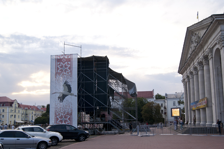 CHERNIHIV/UKRAINE - JULY 26 2015: workers on stage on the Red squareのeditorial素材