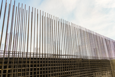 Reinforcing cage with joining longitudinal and transverse reinforcement. Shielded steel formwork for the construction of reinforced concrete monolithic structures.