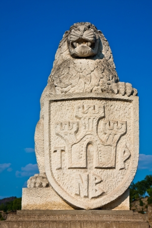 Statue of lion with shield at the entrance to Tsarevets Fortress in Veliko Turnovo, Bulgaria.のeditorial素材