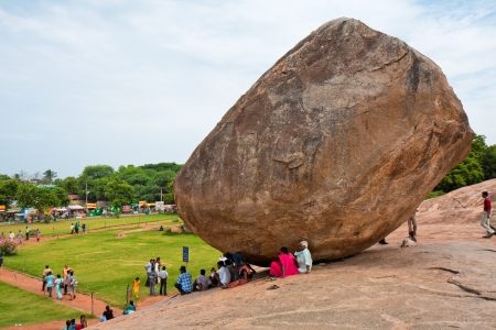 MAHABALIPURAM, INDIA - AUGUST 31, 2009: Tourists at the Balancing Ball at Malabalipuramのeditorial素材