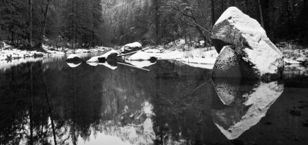 Snowcapped boulders in the Merced River at Yosemite National Park, California.の写真素材