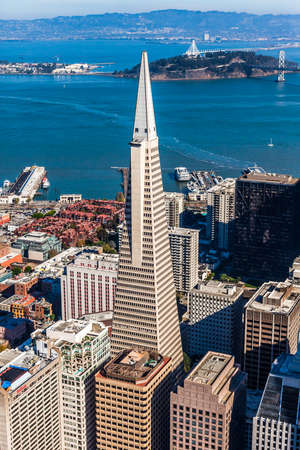 SAN FRANCISCO - NOVEMBER 13: Aerial view of Transamerica Pyramid and downtown San Francisco on November 13, 2016.のeditorial素材