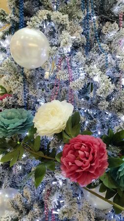 Flowers on a Christmas treeの素材